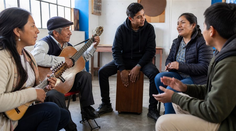Taller de música comunitaria con participantes peruanos de distintas generaciones